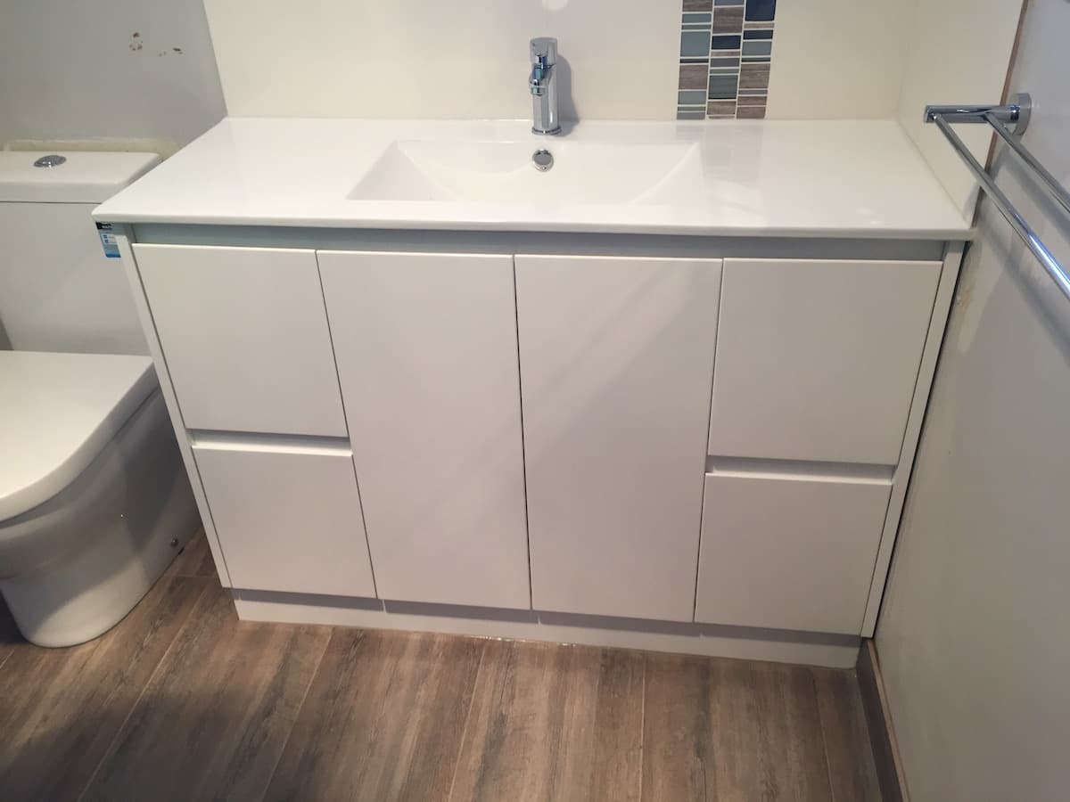 Modern white sink fit-out
